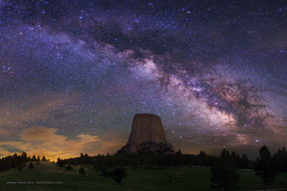 Devils Tower vor der Milchstraße