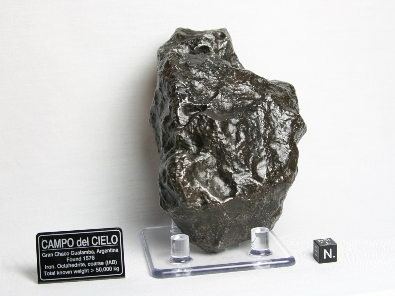 Метеорит кампо. Метеорит кампо. Кампо дель сьело серёжки метеорит. Метеориты кампо дель соло. Кампо-дель-сьело (метеорит) протравленный.